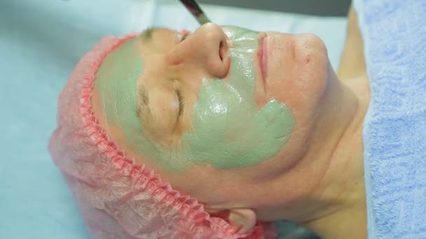 Female Cosmetologist Gloves Applies Therapeutic Clay Mask Man Face Brush — Stock Video