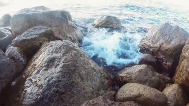 Kayalık deniz kıyısı ve dalgalar kayalar çökmesini