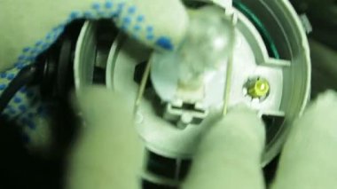 Tiyatro profil spot ile ışığı eldiven giyiyor