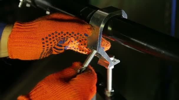 Zapalovač odšroubováním šroubu svorky tvarovací reflektor — Stock video