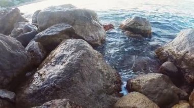 Kayalık deniz kıyısı ve açık denize bakan kayalar çökmesini dalgalar