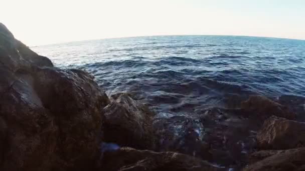 La costa rocosa y las olas chocando contra las rocas — Vídeo de stock