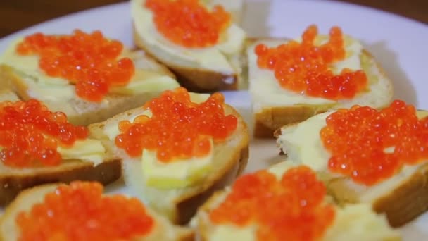 Canapés Com Caviar Vermelho Uma Placa Branca Close — Vídeo de Stock