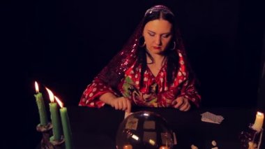 Çingene falcı mum ışığı harikalar kartları tarafından masada.