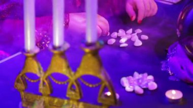 Eller çingene tablo beyaz taş döşeme