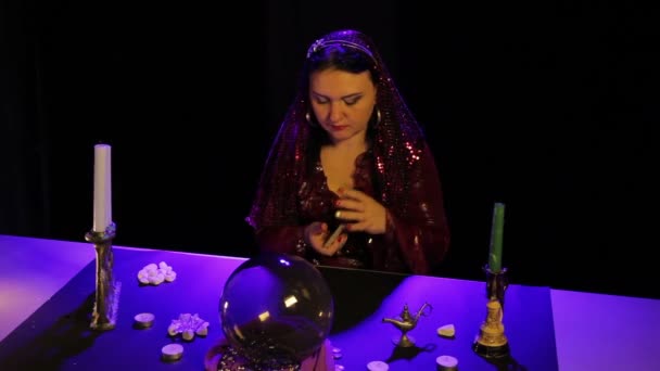 Dans le salon magique aux chandelles, un gitan mélange les cartes de fortunes — Video