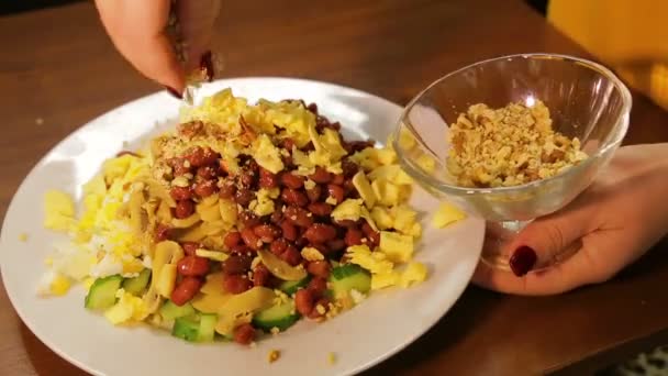 Vrouw hagelslag gehakte walnoten Salade. Tijd ronden — Stockvideo