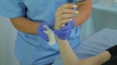 Elinde bir cometologist içinde bir kadın cilt shugaring yordam için hazırlamak..