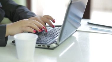 Eller bir dizüstü bilgisayar ve içecek kahve yakın çekim çalışmalarına. Yavaş ay.