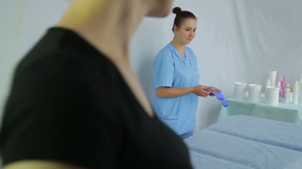 Kosmetolog Kvinna Tar Klient För Ett Förfarande — Stockvideo