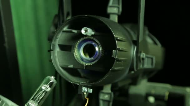 Projecteur de profil théâtral avec lequel l'illuminateur dans les gants fonctionne change la lampe halogène — Video