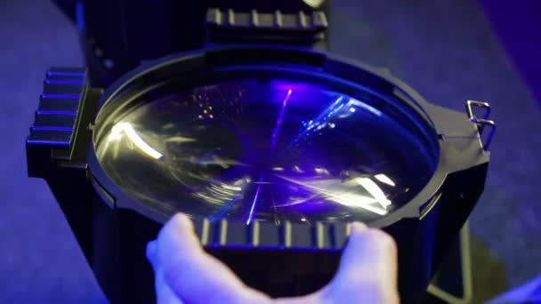 Человек-светильник исследует новую трубу для проектора профиля — стоковое видео