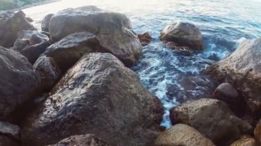 Kayalık deniz kıyısı ve dalgalar kayalar çökmesini