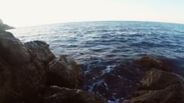 Kayalık deniz kıyısı ve açık denize bakan kayalar çökmesini dalgalar