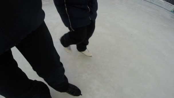 Un hombre y una mujer están patinando en una pista de patinaje. La mujer cayó — Vídeos de Stock