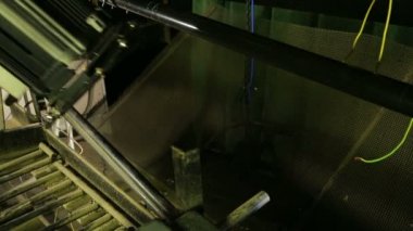 ışık kutup üzerinde profil projektör asmak ve kelepçe vida sıkılaştırır. Ortalama planı