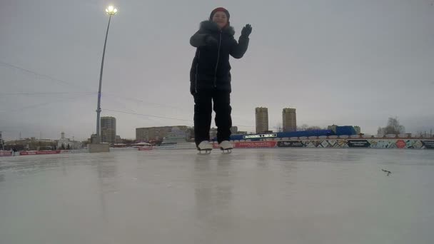 Rusia, Ivanovo ciudad pista de patinaje febrero 19, 2019 Una joven aprende a patinar sobre el hielo — Vídeo de stock