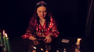 Çingene falcı mum ışığı harikalar kartları tarafından masada.