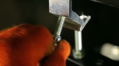 kelepçe vida çalışma eldiven çakmak unscrews