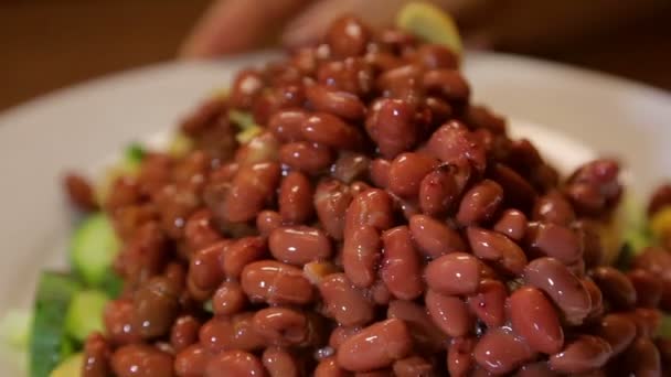 小豆のサラダには スライド板の自分のジュース クローズ アップ — ストック動画