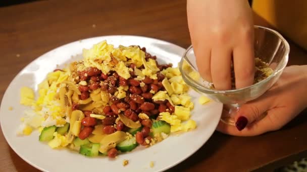 Mujer espolvorea ensalada de nuez picada. Vueltas de tiempo . — Vídeo de stock