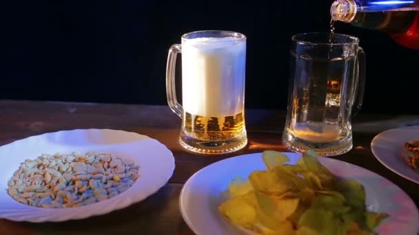 Hembra mano vierte cerveza en un bar en grandes tazas transparentes . — Vídeos de Stock