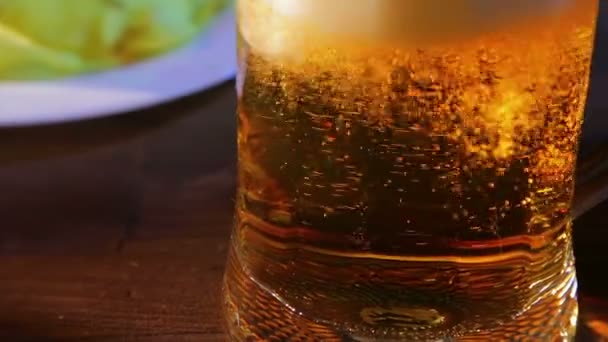 Ljus öl hälls i ett glas mugg. — Stockvideo