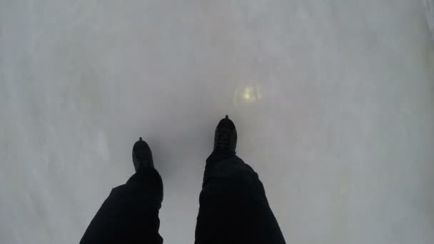 Mens pés deslizar na pista de gelo em patins — Vídeo de Stock