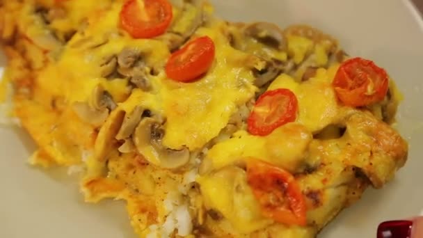 Pescado al horno bajo queso con champiñones y tomates cherry en un plato blanco — Vídeos de Stock