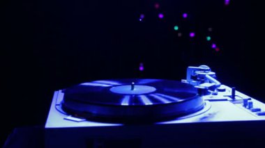 Bir vinil plak çalar durur ve iğne yerine döndürür