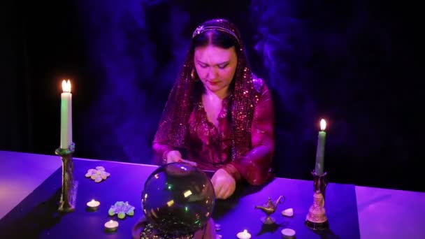 In de magische salon schudt de zigeuner de kaarten op de tafel in een rookwolk — Stockvideo
