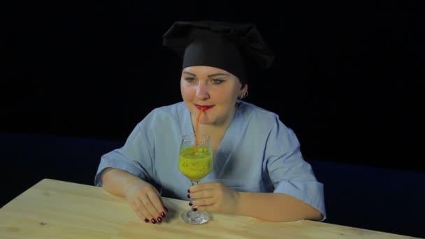 Köchin auf schwarzem Hintergrund schmeckt Frucht-Smoothie und zeigt das Zeichen ok — Stockvideo