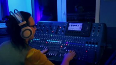 Kadın Dj renk ışık karıştırma konsol çalışıyor