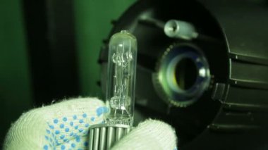 Halojen lamba profil projektör ışığı eldiven elinde olduğunu