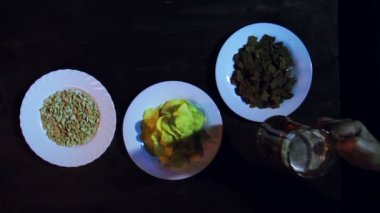 Bardaki snack masada arkadaşlar elinde tam bira bardağı birlikte isabet