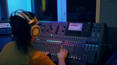Kadın Dj renk ışık karıştırma konsol çalışıyor
