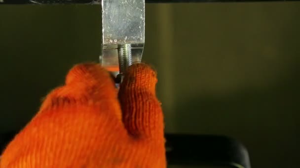 Ο αναπτήρας στο λειτουργώντας γάντια ξεβιδώνει βίδα του σφιγκτήρα — Αρχείο Βίντεο