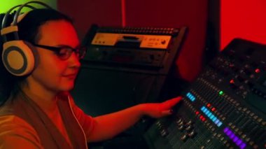 Kadın Dj kulaklık ve gözlük için disko raylara bir karıştırma konsolu karışımları