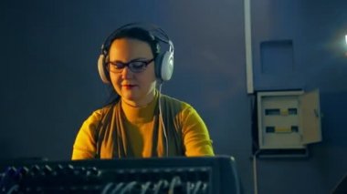 Kadın Dj kulaklık ve gözlük telsiz odasında, disko karıştırma konsolu tutar