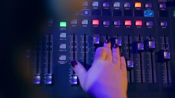 믹싱 콘솔은 여자 손을 색상 조명에서 작업 하는 — 비디오