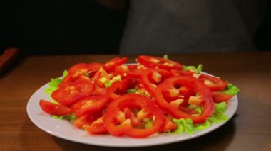 Bir tabak salata ve biber ile avokado dilimleri el koyar