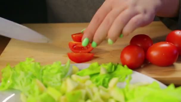 Mulher Corta Com Uma Faca Tomate Cereja Uma Tábua Madeira — Vídeo de Stock