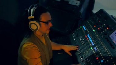 Kadın Dj kulaklık için disko raylara bir karıştırma konsol karıştırma. Ortalama planı