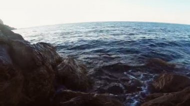 Kayalık deniz kıyısı ve açık denize bakan kayalar çökmesini dalgalar
