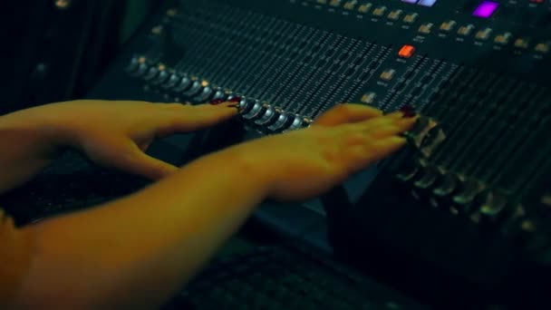 Mãos Mulher Console Mixagem Misturando Faixas Para Discoteca Plano Médio — Vídeo de Stock