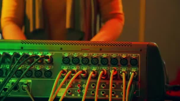 Mains Une Féminine Derrière Une Console Mixage Lumière Une Discothèque — Video