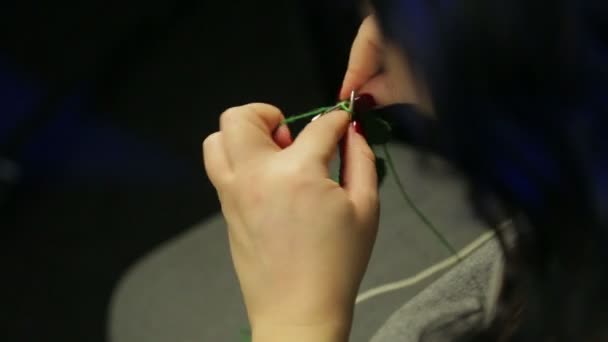 Mani Della Donna Tengono Ferri Maglia Lavorano Maglia Fili Verdi — Video Stock