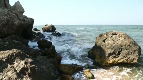 海岸の崖に打ち寄せる海波. — ストック動画