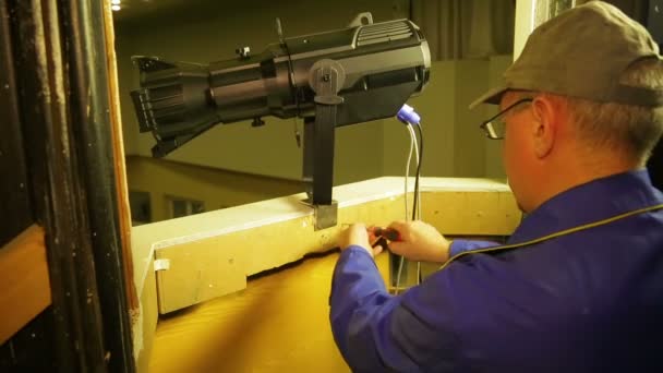 Een Man Bevestigd Aan Muur Een Montagetoe Ring Voor Een — Stockvideo