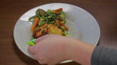 Bir kadın bir Türkiye tabak sebze domates dilimleri ile süsle. Ortalama planı